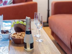 Apartment Dehne-3 by Interhome في نورديش: زجاجة من الشمبانيا وكأسين على طاولة