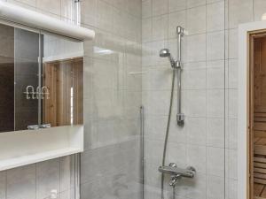 eine Dusche mit Glastür im Badezimmer in der Unterkunft Holiday Home Karitahko a 3 by Interhome in Tahkovuori + 5 Fotos