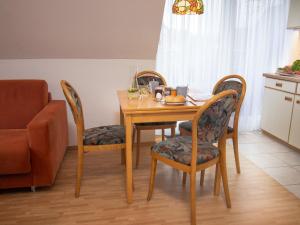 Apartment Dehne-3 by Interhome في نورديش: طاولة طعام مع أربعة كراسي ومطبخ