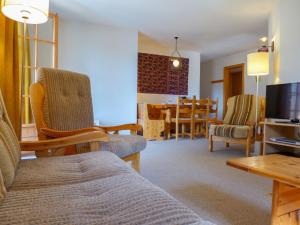 sala de estar con sofá, sillas y mesa en Apartment Colline 3 by Interhome, en Champex