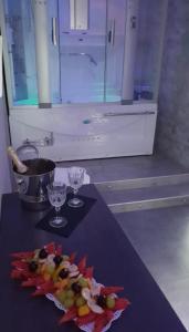 einen Tisch mit zwei Gläsern und einem Obstteller in der Unterkunft Hotel taromy in Neapel