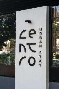 un panneau indiquant une cuisine verte sur une fenêtre dans l'établissement Centro Hotel Ioannina, à Ioannina