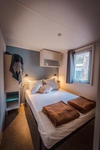 Postel nebo postele na pokoji v ubytování Camping le Roucan West + 37 fotografií