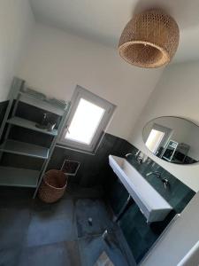 une salle de bains avec un lavabo et un miroir dans l'établissement La bergerie de Polly, à Sainte-Hélène