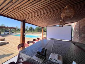 une table avec un ordinateur portable et un écran dans l'établissement La bergerie de Polly, à Sainte-Hélène