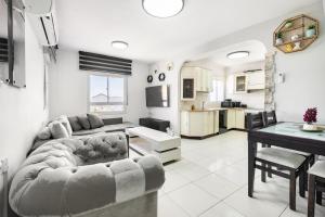 een woonkamer met een bank en een tafel bij relaxing duplex in ashdod by torohome in Ashdod