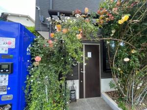 een huis met een bos bloemen ervoor bij Meguro-ku - House - Vacation STAY 8878 in Tokyo