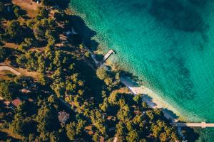 eine Luftansicht auf einen Strand und das Meer in der Unterkunft Maistra Camping Koversada Naturist Mobile homes in Vrsar