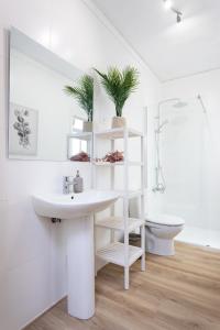 Baño blanco con lavabo y aseo en EDEN RENTALS B01 Surfy Stylish Bed&Coffee Room, en Granadilla de Abona