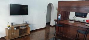 En tv och/eller ett underhållningssystem på Gia Apartment