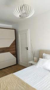 En eller flere senge i et værelse på Oak Apartment lovely one bedroom apartment at Columna Residence near Vivo mall