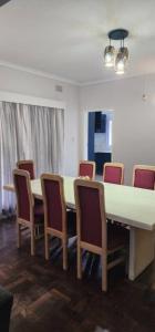 KingsmeadにあるLovely 3 bed in Mount Pleasant - 2153の大きなテーブルと椅子のある会議室