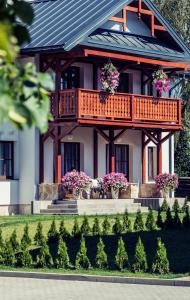 dom z balkonem i kwiatami w obiekcie Aura Medical SPA Nałęczów w Nałęczowie