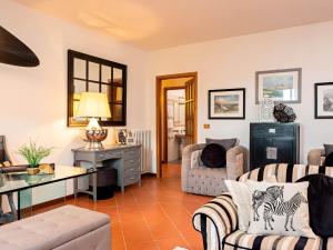 a living room with two chairs and a table at Cozy Apartment in the heart of Chianti (free Parking) in Pieve di Panzano