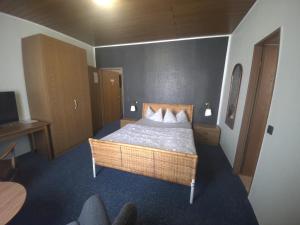 Postel nebo postele na pokoji v ubytování Bartels Stadt-Hotel