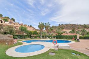 uma piscina num quintal com edifícios ao fundo em iloftmalaga Pinares de San Antón em Málaga