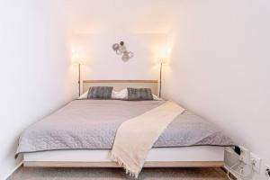 een slaapkamer met een groot bed met 2 lampen bij Apartments by Pyramide: Sylvestr in Bratislava