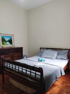 a bedroom with a bed and a dresser at Apartamento completo no centro in Teresópolis