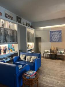 ein Wohnzimmer mit einem blauen Sofa und einem Tisch in der Unterkunft Hotel Lucerna in Castiglione della Pescaia