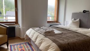 Un dormitorio con una cama con una manta. en Ferienwohnungen Haus Alte Bäckerei en Randa