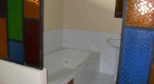 沙帕達－杜斯吉馬朗伊斯的住宿－POUSADA PEQUIZEIRO，带浴缸和盥洗盆的浴室