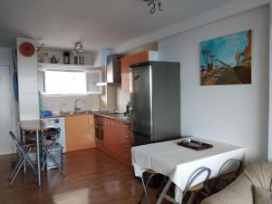 uma pequena cozinha com uma mesa e um frigorífico em De la Montaña al Mar em Almeria