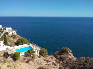 una vista del océano desde lo alto de un acantilado en De la Montaña al Mar, en Almería