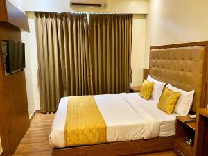 Postel nebo postele na pokoji v ubytování Hotel Palms Residency, Chembur Mumbai
