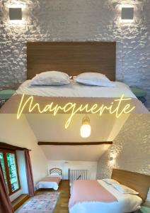 a bedroom with a bed with a sign that reads happiness at Les maisons des Frangines 