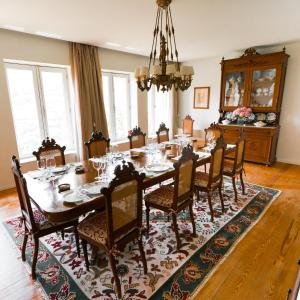 - une salle à manger avec une table et des chaises dans l'établissement Quinta Dona Matilde, à Peso da Régua