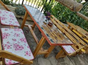 ロゼネッツにあるAltay Guest Houseの木製テーブル(椅子2脚付)と花のテーブル