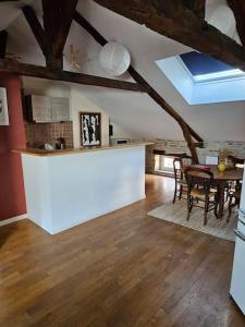 - une cuisine et une salle à manger avec un comptoir et une table dans l'établissement Sous les toits de Cahors, à Cahors