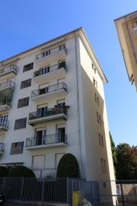 un edificio blanco con balcones en un lateral en In Famiglia en Biella