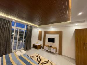 A television and/or entertainment centre at Orchard Valley View Home Stay