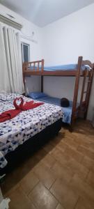 1 dormitorio con 1 cama y 1 litera en Pousada Pitanga, en Maceió