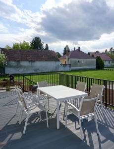 Balkón nebo terasa v ubytování Bükfalva NP2 Apartman