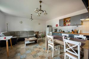 cocina y sala de estar con sofá y mesa en Guest House Mengsdorf, en Mengusovce