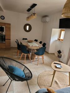 - un salon avec une table à manger et des chaises dans l'établissement Les terrasses de Dordogne, à Argentat