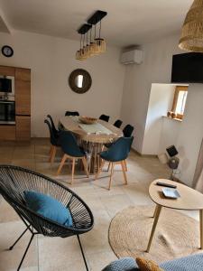 a living room with a dining room table and chairs at Les terrasses de Dordogne in Argentat