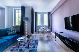 een woonkamer met een bank en een tafel bij Victus Apartamenty Playa&Relax in Sopot