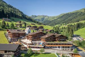 una vista aerea di un villaggio in montagna di 4*S Galtenberg Resort ad Alpbach