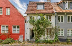 una fila de casas de color rojo y blanco en fewo1846 - Altes Steuermannhaus - uriges Reihenhaus mit 2 Schlafzimmern in der Altstadt, en Flensburg