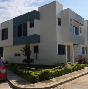 a building with a red car parked in front of it at Linda Casa de Descanso in Nilo