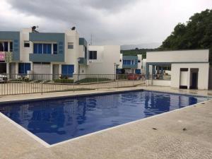 a large swimming pool in front of a house at Linda Casa de Descanso in Nilo