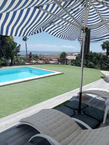 Πισίνα στο ή κοντά στο Sunset and oceanview 1 bedroom apartment with shared pool +17 φωτογραφίες