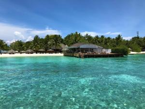 un complexe dans l'eau sur une île tropicale dans l'établissement Nika Island Resort & Spa, Maldives, à Nika Island