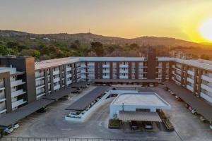 uma vista aérea de um edifício com estacionamento em Apartments at Brooklyn/Waterkloof em Pretoria