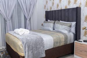 um quarto com uma cama com duas toalhas em Apartments at Brooklyn/Waterkloof em Pretoria