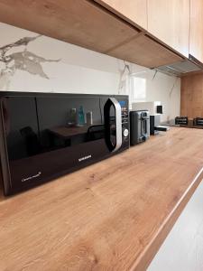 a microwave on a counter in a kitchen at Alegria Avantgarden Brasov in Braşov