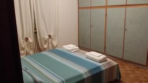 1 dormitorio con 1 cama con 2 toallas en Casa Farinati 2 en Verona